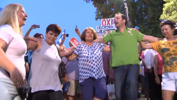 Греки танцевали и водили хороводы в Афинах после объявления итогов референдума
