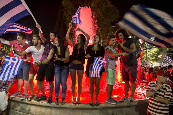 Сторонники Нет во время оглашения результатов референдума в Афинах, Греция