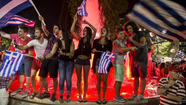 Сторонники Нет во время оглашения результатов референдума в Афинах, Греция