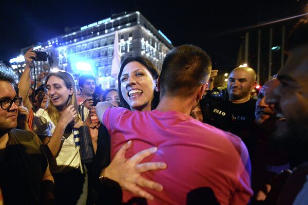 Депутат греческого парламента от партии Сириза Зои Константопулу празднует победу сторонников Нет на референдуме. Афины, Греция