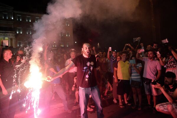 Сторонники ответа Нет празднуют победу по итогам референдума. Афины, Греция