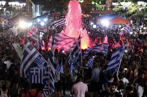 Сторонники Нет во время объявления первых итогов голосования на референдуме в Греции