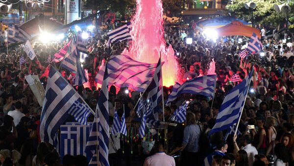Сторонники Нет во время объявления первых итогов голосования на референдуме в Греции. Архивное фото