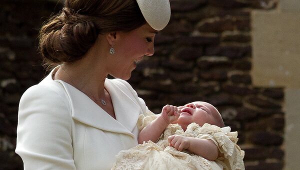 Герцогиня Кембриджская Кэтрин с принцессой Шарлоттой возле церкви Святой Марии Магдалины после крещения