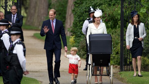 Герцог и герцогиня Кембриджские Уильям и Кэтрин с принцессой Шарлоттой возле церкви Святой Марии Магдалины после крещения