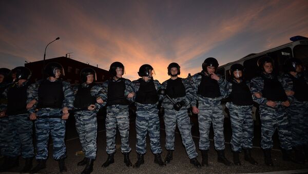 Сотрудники полиции в оцеплении возле торгового центра Бирюза в московском районе Бирюлево