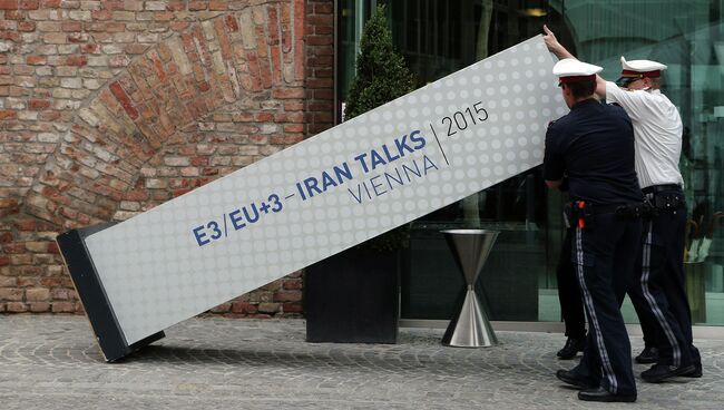 Стенд с анонсом переговоров шестерки и Ирана в Вене