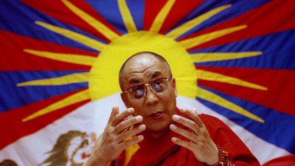 Далай-лама выступает на пресс-конференции во время своего визита в Великобританию