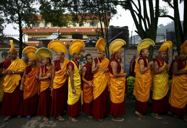 Тибетские монахи во время празднования 80-го дня рождения Далай-ламы в Катманду