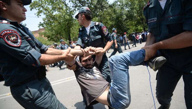 Полиция задерживает участника акции протеста против повышения тарифов на электроэнергию в Ереване. Архивное фото