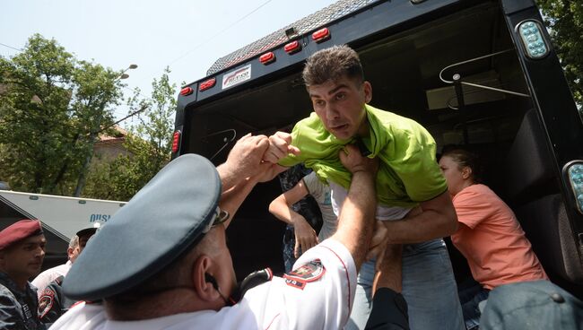 Полиция задерживает участника акции протеста против повышения тарифов на электроэнергию в Ереване