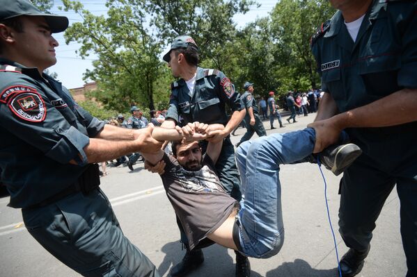 Полиция задерживает участника акции протеста против повышения тарифов на электроэнергию в Ереване