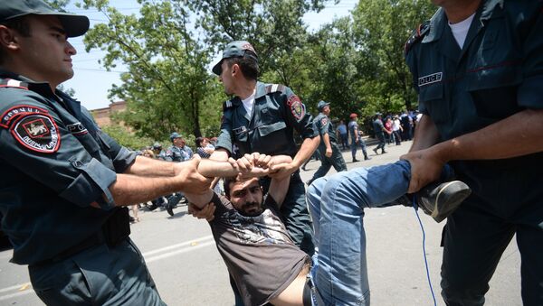 Полиция задерживает участника акции протеста против повышения тарифов на электроэнергию в Ереване. 6 июля