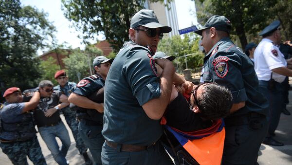 Полиция задерживает участников акции протеста против повышения тарифов на электроэнергию в Ереване