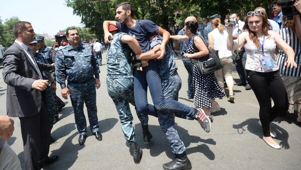 Полиция задерживает участника акции протеста против повышения тарифов на электроэнергию в Ереване