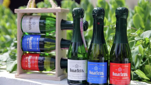 Производство сувенирного набора шампанского Новый свет. Архивное фото