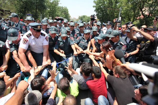 Сотрудники полиции во время акции протеста в Ереване