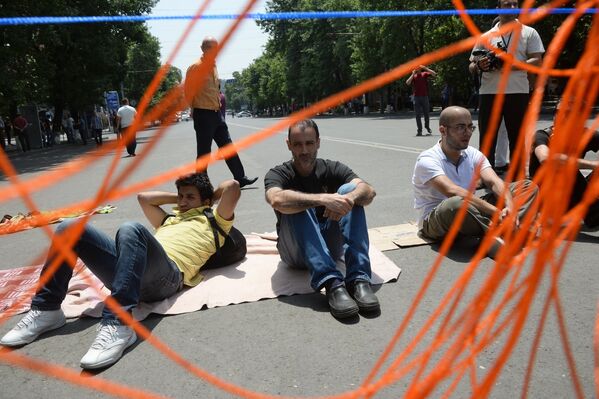 Участники акции протеста против повышения тарифов на электроэнергию в Ереване