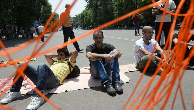 Участники акции протеста против повышения тарифов на электроэнергию в Ереване. Архивное фото