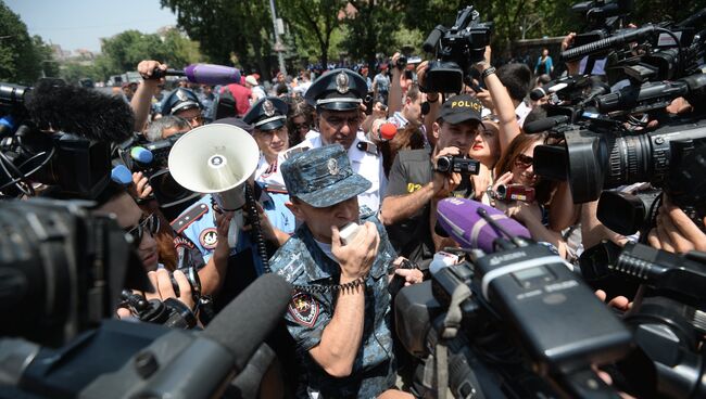 Сотрудники полиции во время акции протеста в Ереване Сотрудники полиции во время акции протеста в Ереване