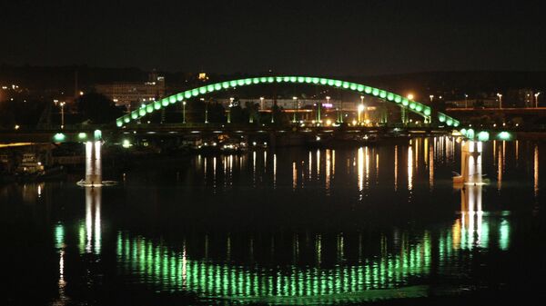 Ночная подсветка моста через реку Саву в Белграде