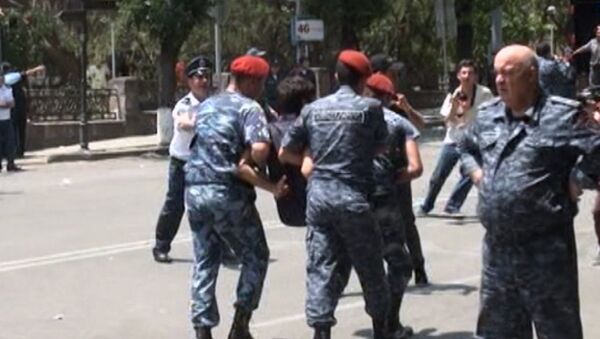 Полицейские на руках уносили задержанных участников протеста в Ереване