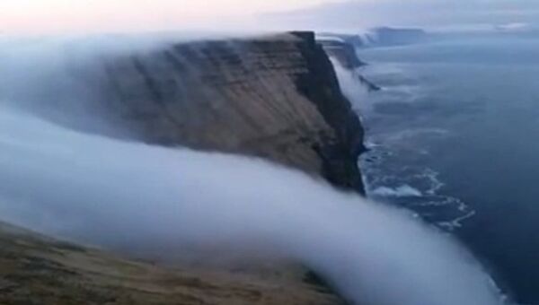 Водопад из тумана в Исландии