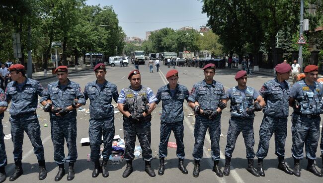 Сотрудники полиции во время акции протеста в Ереване, 7 июля 2015
