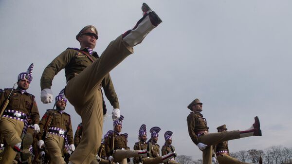 Полицейские на репетиции парада по случаю Дня республики в Индии