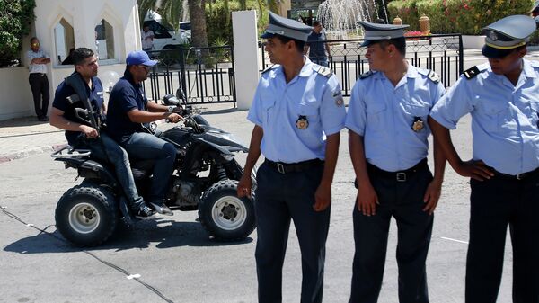 Полиция во время дежурства возле отеля Imperial Marhaba, Тунис