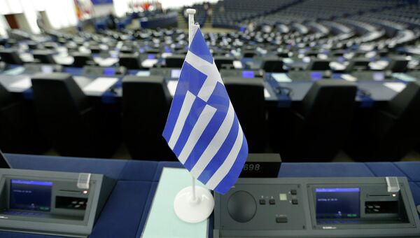 Национальный флажок возле места представителя Греции в Европарламенте. Архивное фото