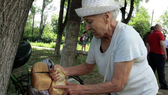 Жительница Донецка во время акции Хлеб в каждый дом