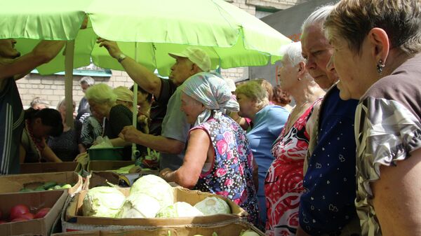 Жители Донецка покупают продукты, архивное фото
