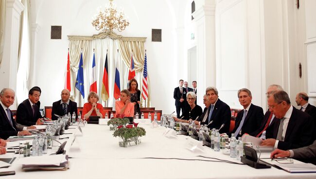 Участники переговоров по иранской ядерной проблеме в Вене, Австрия. 7 июля 2015