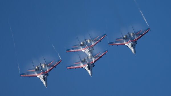 Выступление пилотажной группы Русские Витязи на самолетах Су-27. Архивное фото