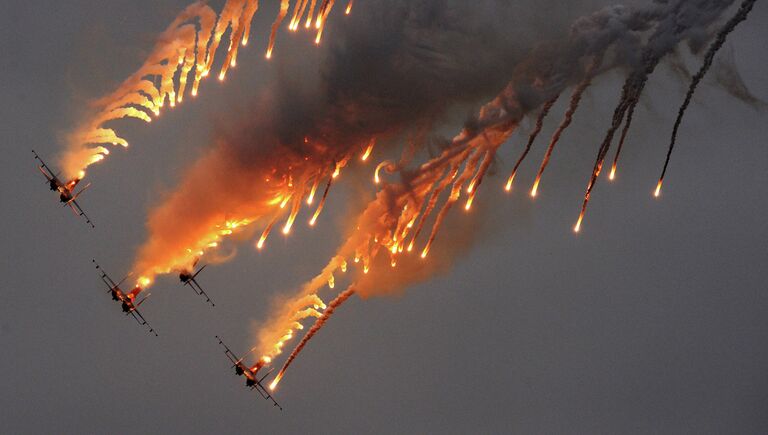 Пилотажная группа Русские витязи на четырех истребителях Су-27 во время показательных выступлений на Международном авиационно-космическом салоне МАКС-2009 в Жуковском