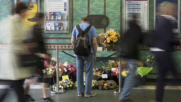 Цветы в память о жертвах серии лондонских терактов на станции метро Олдгейт