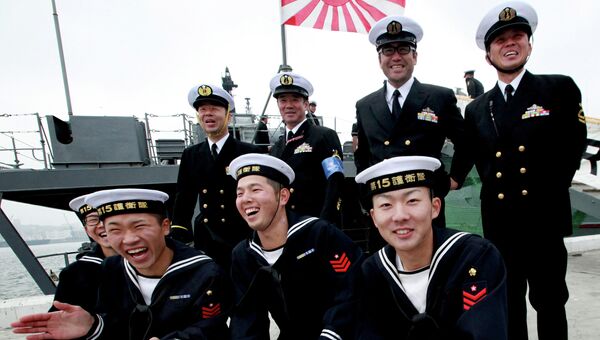 Японские моряки с эсминца Хамагири Морских сил самообороны Японии