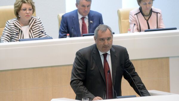 Заместитель председателя правительства РФ Дмитрий Рогозин выступает на заседании Совета Федерации РФ