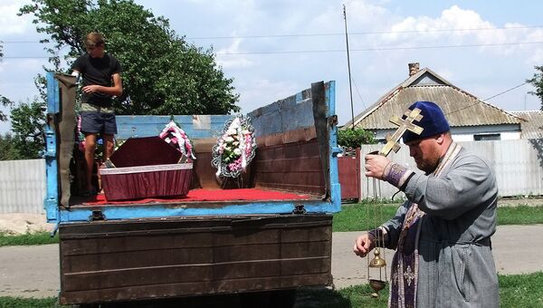 Похороны погибших в селе Свободное в результате обстрела армией Украины. Архивное фото