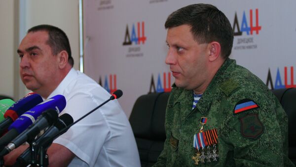 Глава ДНР Александр Захарченко (справа) и глава ЛНР Игорь Плотницкий. Архивное фото
