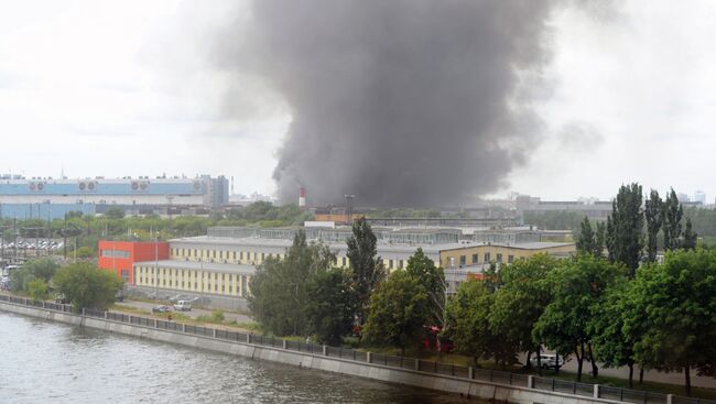 Пожар на складе с шинами на территории бывшего завода имени Лихачёва в Москве