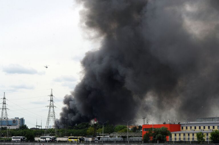 Пожар на складе с шинами на территории бывшего завода имени Лихачёва в Москве