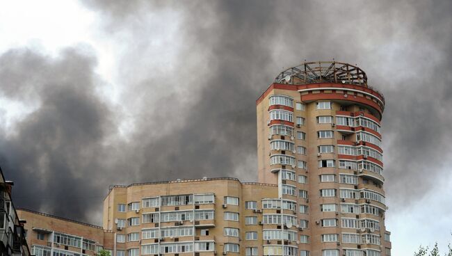 Пожар на складе с шинами на территории бывшего завода имени Лихачёва в Москве