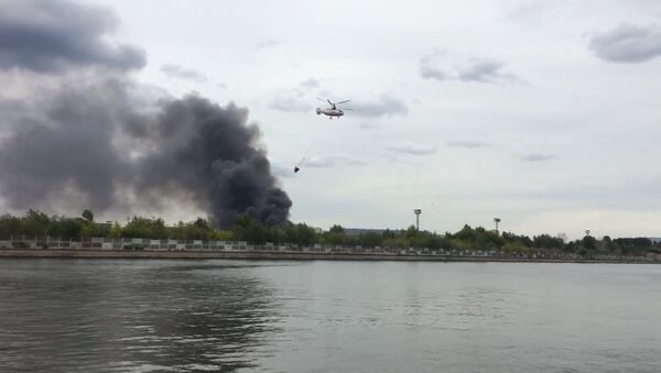 Вертолеты набирали воду в Москве-реке для тушения пожара в здании бывшего ЗИЛа
