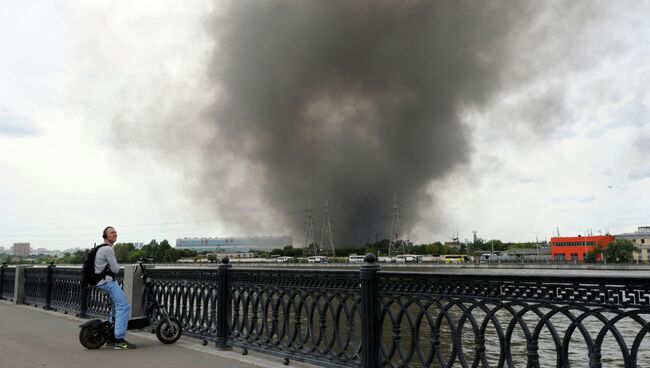 Пожар на складе с шинами на территории бывшего завода имени Лихачёва в Москве