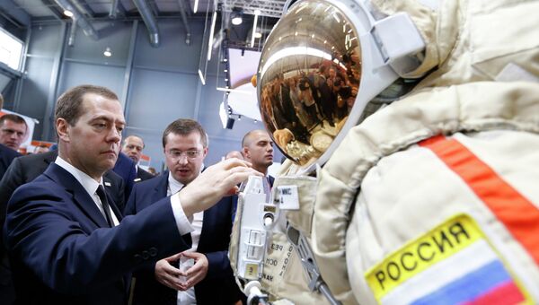 Председатель правительства России Дмитрий Медведев во время посещения международной выставки Иннопром-2015