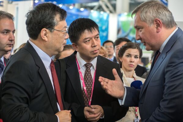 Заместитель председателя правительства РФ Дмитрий Рогозин на стенде Китайских железных дорог на открытии Международной промышленной выставки Иннопром 2015