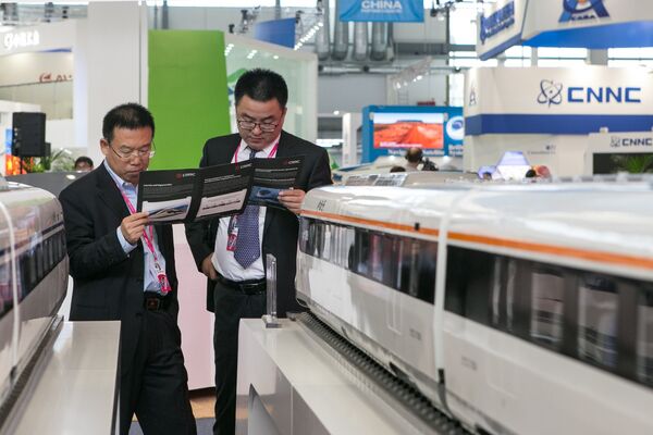 Посетители выставки знакомятся с продукцией на стенде компании Китайские железные дороги на Международной промышленной выставке Иннопром 2015
