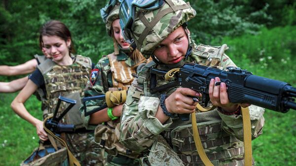 Тренировка женского батальона организации Правый сектор в Закарпатской области Украины. Архивное фото